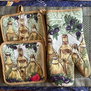 Beautiful oven mitts set